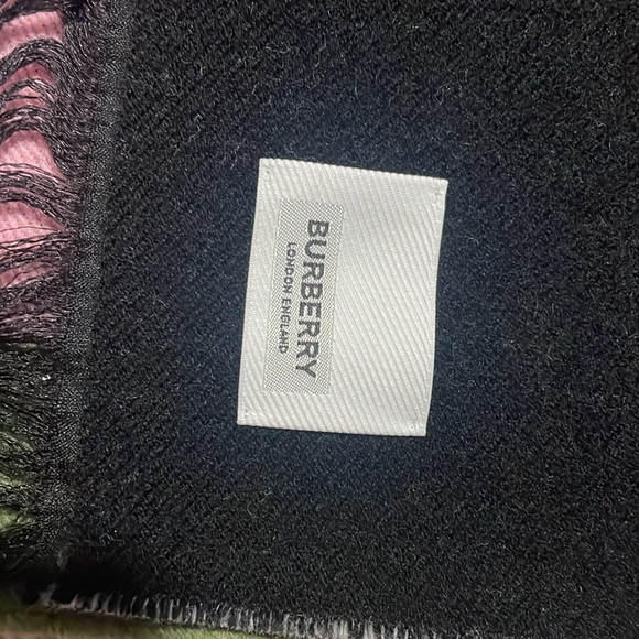 New unused Burberry Scarf - Picture 3 of 5